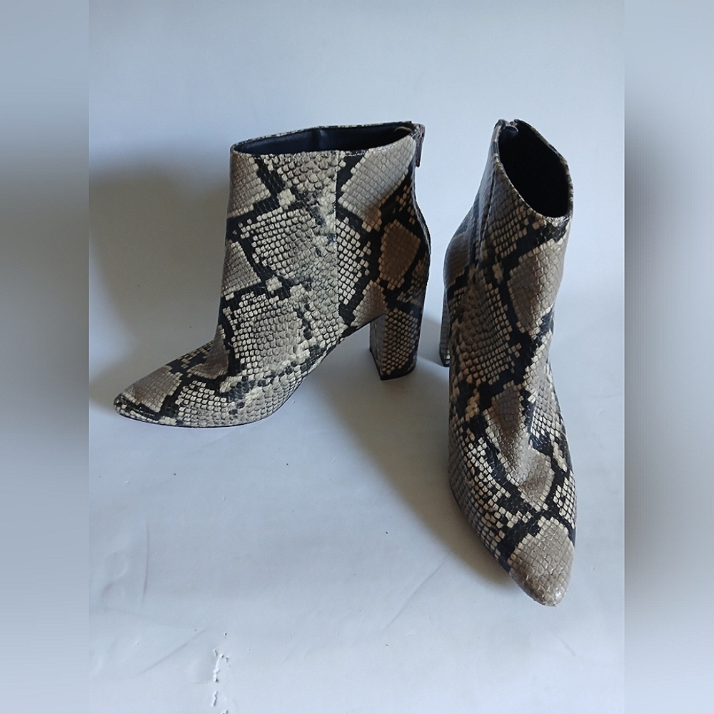 Women's Chelsea & Violet leather snakeskin patterned mid-length boot Sz9.5